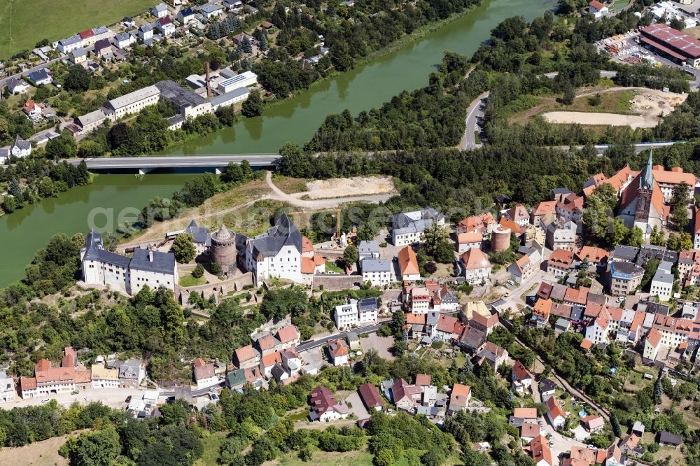 Aerial photograph Leisnig - City view on the river bank Freiberger Muldemit Blick auf die Burg Mildenstein in Leisnig in the state Saxony, Germany