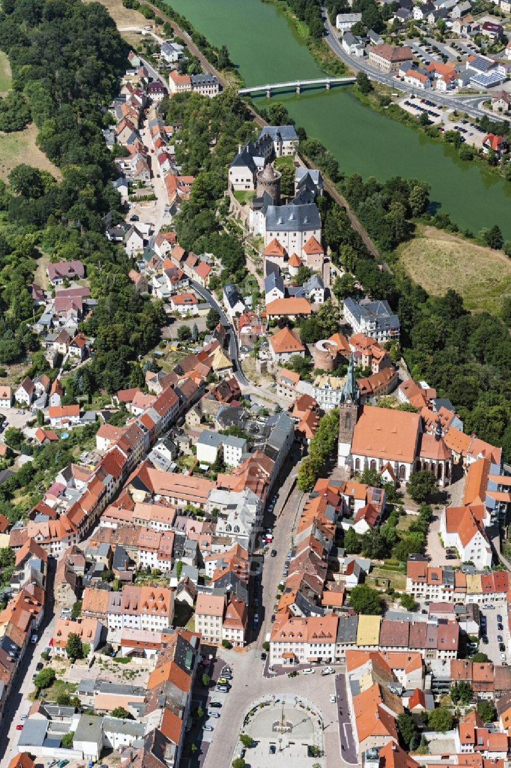 Aerial photograph Leisnig - City view on the river bank Freiberger Muldemit Blick auf die Burg Mildenstein in Leisnig in the state Saxony, Germany