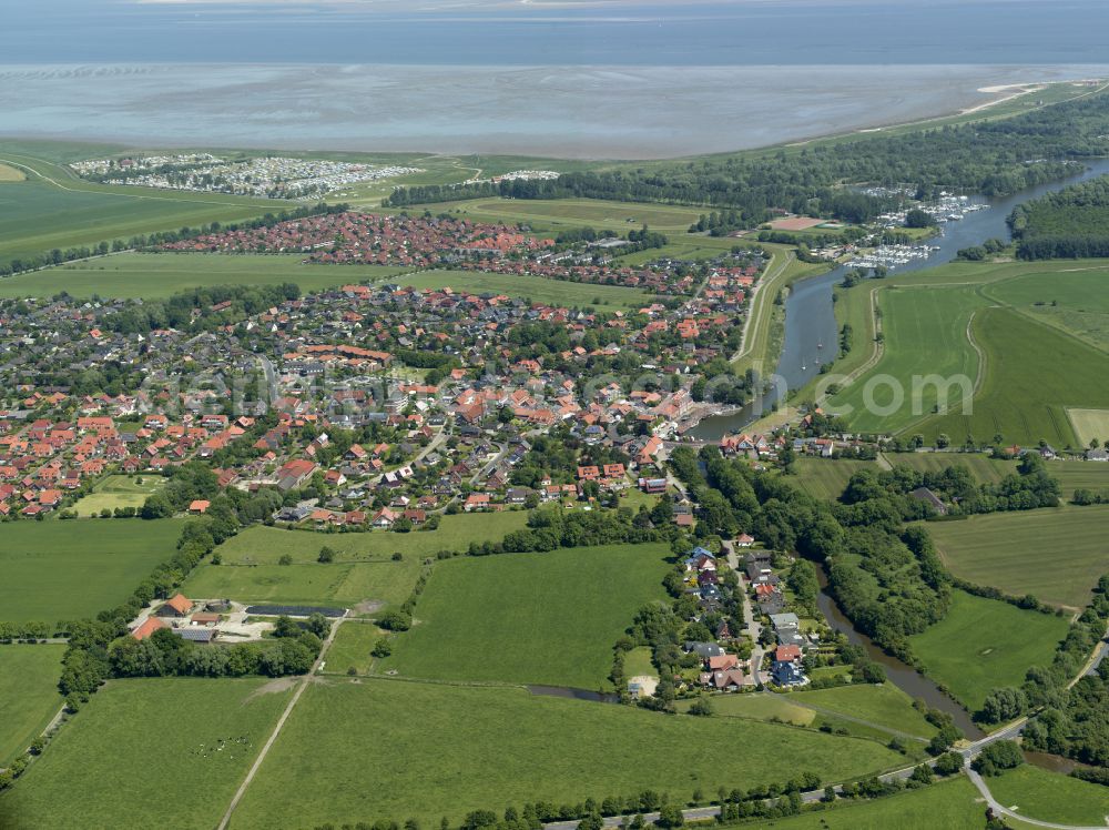 Hooksiel from the bird's eye view: City view on the river bank Hoocksieler Binnentief on street Friesenstrasse in Hooksiel in the state Lower Saxony, Germany