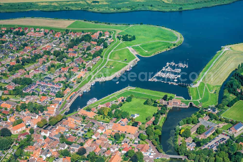 Greetsiel from the bird's eye view: City view on the river bank Leyhoerner Sieltief - Silzufluss - Stoertebekerkanal on street Ant Hellinghus in Greetsiel in the state Lower Saxony, Germany