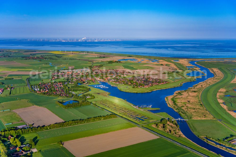 Aerial photograph Greetsiel - City view on the river bank Leyhoerner Sieltief - Silzufluss - Stoertebekerkanal on street Ant Hellinghus in Greetsiel in the state Lower Saxony, Germany