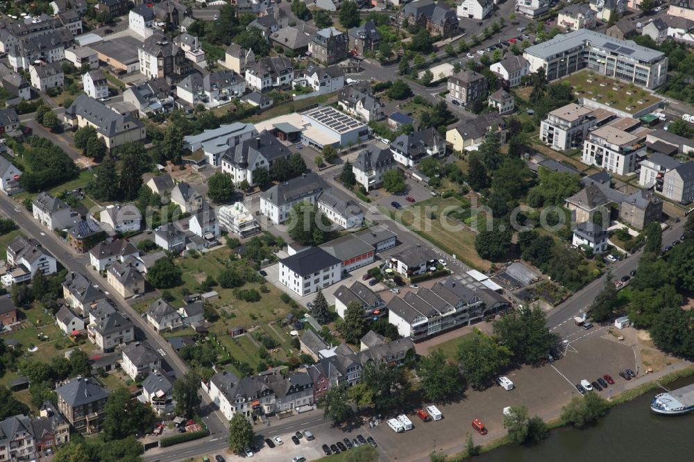 Aerial photograph Bernkastel-Kues - City view on the river bank of the river Mosel in Bernkastel-Kues in the state Rhineland-Palatinate, Germany