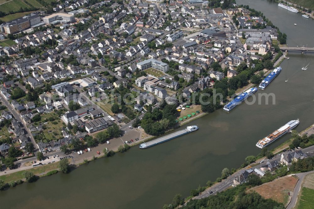 Bernkastel-Kues from the bird's eye view: City view on the river bank of the river Mosel in Bernkastel-Kues in the state Rhineland-Palatinate, Germany