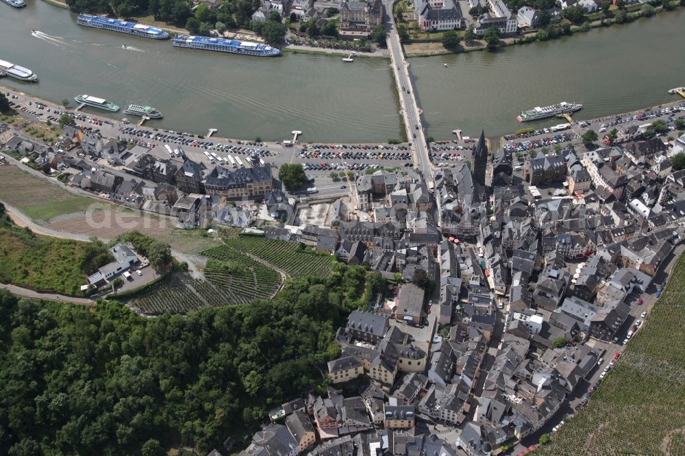 Bernkastel-Kues from the bird's eye view: City view on the river bank of the river Mosel in Bernkastel-Kues in the state Rhineland-Palatinate, Germany. Historic city center on the Gestade