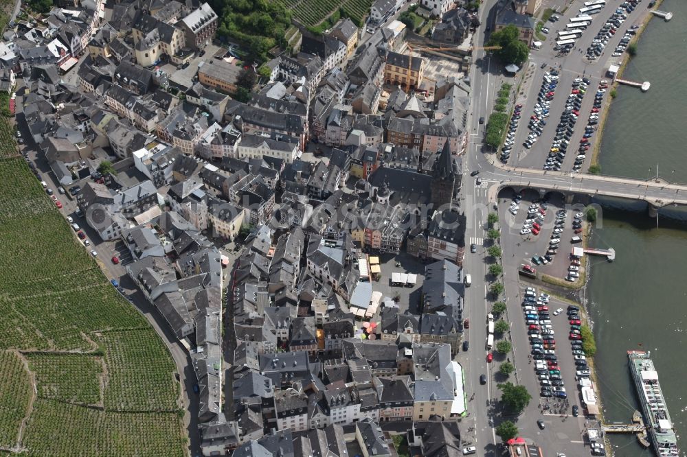 Aerial photograph Bernkastel-Kues - City view on the river bank of the river Mosel in Bernkastel-Kues in the state Rhineland-Palatinate, Germany. Historic city center on the Gestade