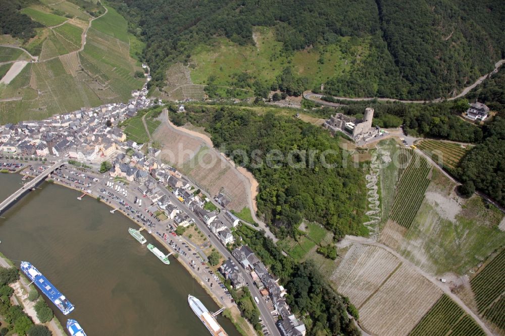 Bernkastel-Kues from the bird's eye view: City view on the river bank of the river Mosel in Bernkastel-Kues in the state Rhineland-Palatinate, Germany. At the height of the castle Landshut