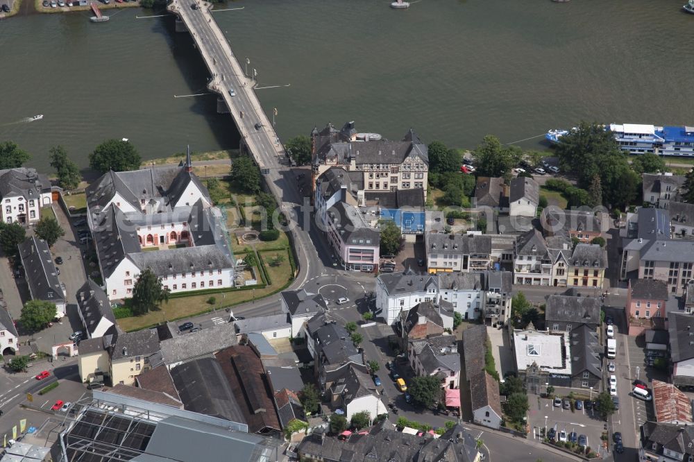 Aerial photograph Bernkastel-Kues - City view on the river bank of the river Mosel in Bernkastel-Kues in the state Rhineland-Palatinate, Germany. Over the Mosel leads a road bridge