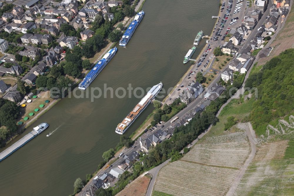 Aerial photograph Bernkastel-Kues - City view on the river bank of the river Mosel in Bernkastel-Kues in the state Rhineland-Palatinate, Germany