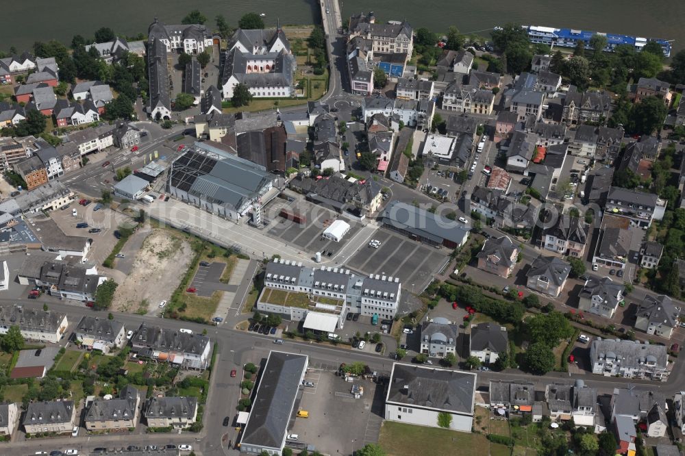 Bernkastel-Kues from the bird's eye view: City view on the river bank of the river Mosel in Bernkastel-Kues in the state Rhineland-Palatinate, Germany