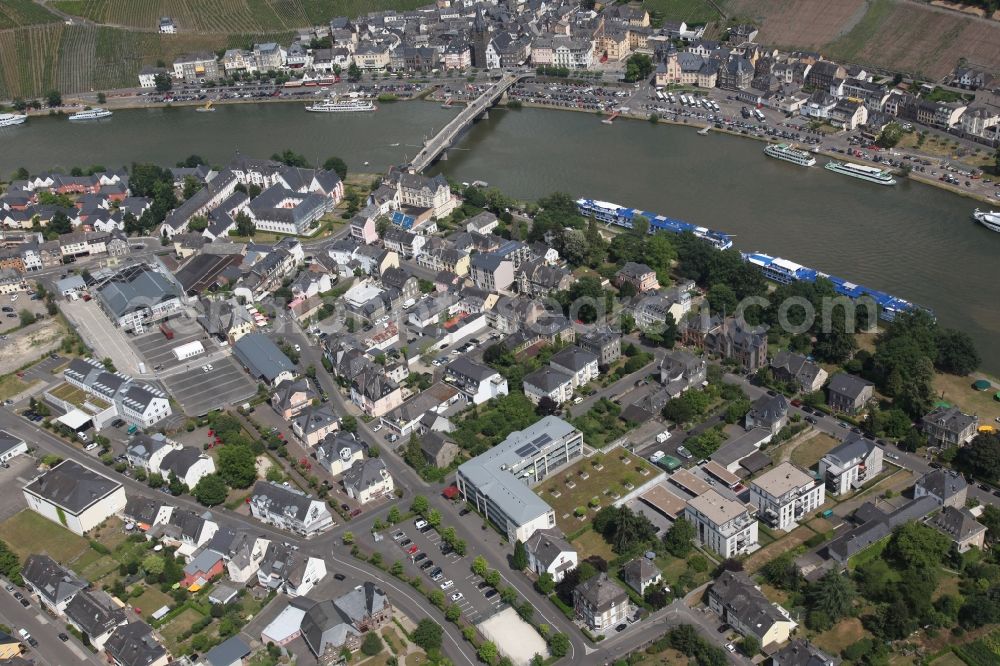 Bernkastel-Kues from the bird's eye view: City view on the river bank of the river Mosel in Bernkastel-Kues in the state Rhineland-Palatinate, Germany