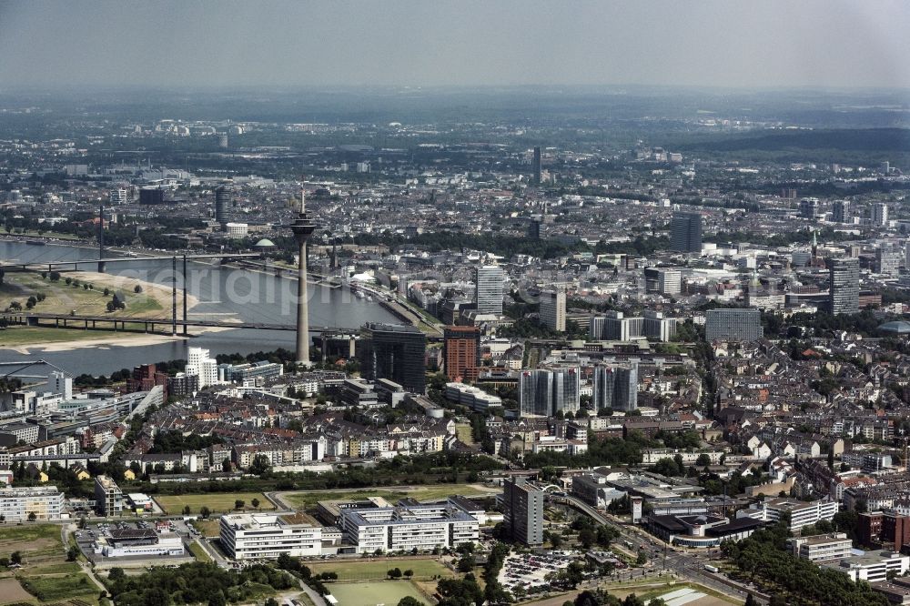 Aerial image Düsseldorf - City view on the river bank of Rein in Duesseldorf in the state North Rhine-Westphalia, Germany