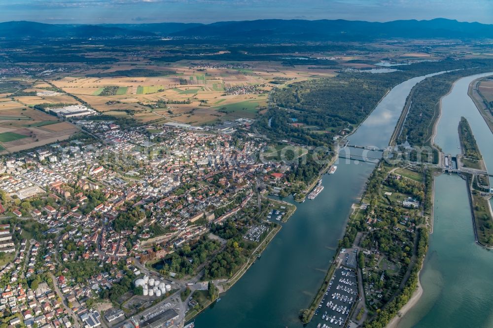 Aerial photograph Breisach am Rhein - City view on the river bank Rhein in Breisach in Breisach am Rhein in the state Baden-Wuerttemberg, Germany