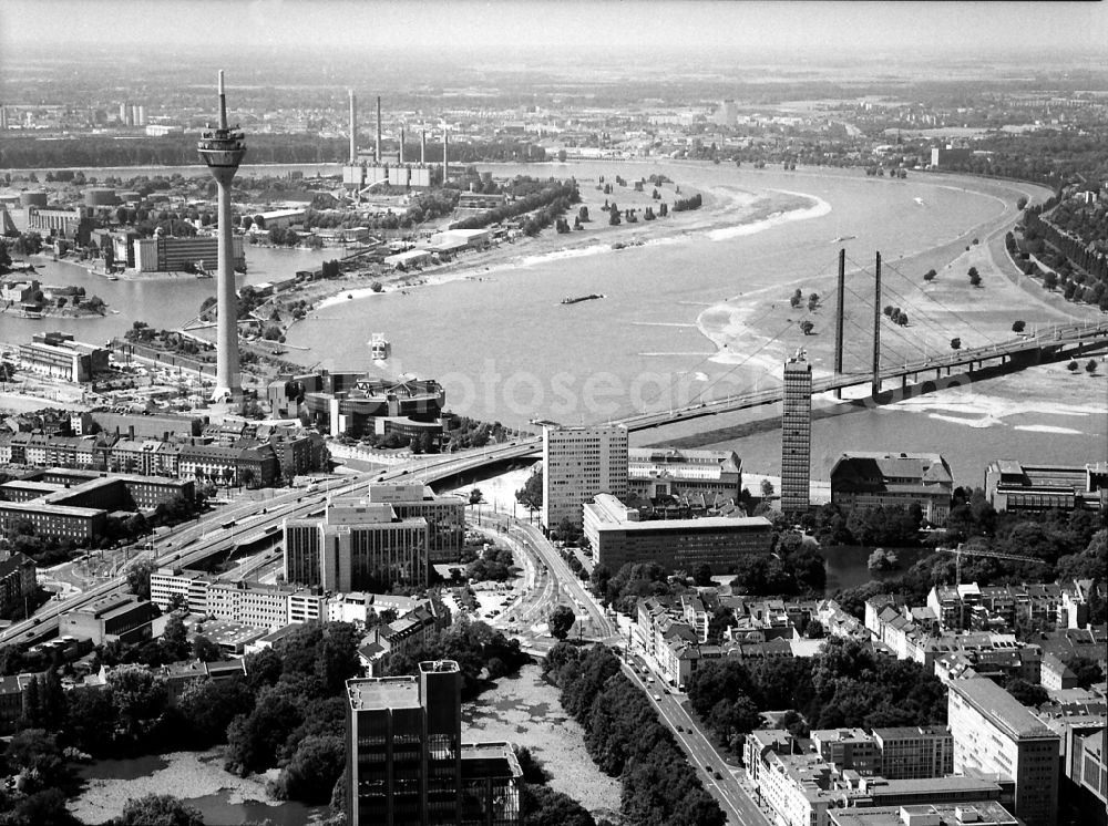 Aerial image Düsseldorf - City view on the river bank of the Rhine river in Duesseldorf in the state North Rhine-Westphalia, Germany