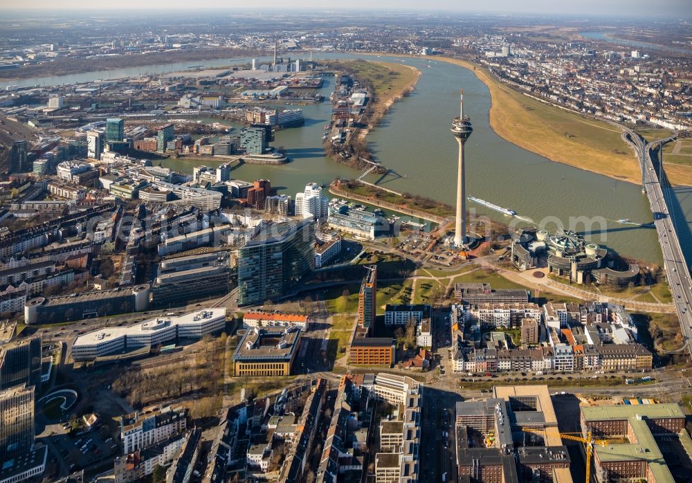 Aerial photograph Düsseldorf - City view on the river bank of the Rhine river in Duesseldorf in the state North Rhine-Westphalia, Germany