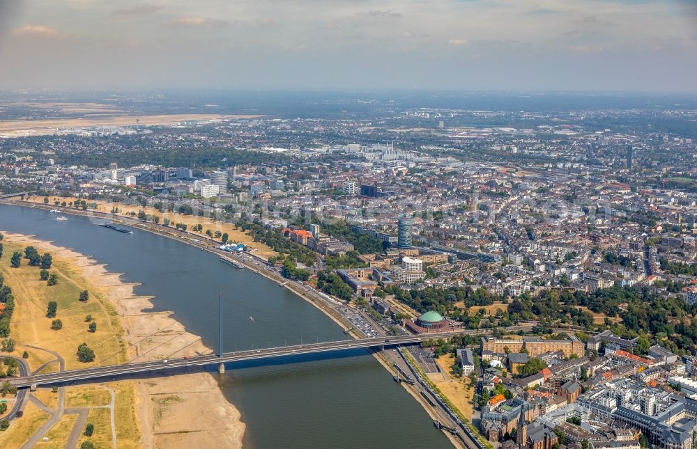 Düsseldorf from the bird's eye view: City view on the river bank of the Rhine river in Duesseldorf in the state North Rhine-Westphalia, Germany