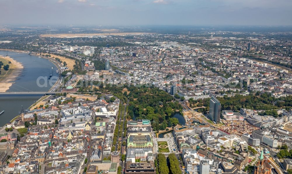 Aerial image Düsseldorf - City view on the river bank of the Rhine river in Duesseldorf in the state North Rhine-Westphalia, Germany