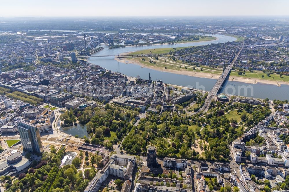 Aerial image Düsseldorf - City view on the river bank of the Rhine river in Duesseldorf in the state North Rhine-Westphalia, Germany