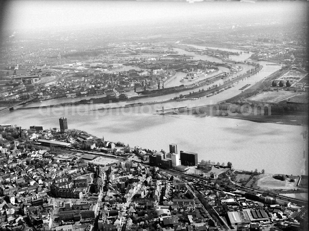 Duisburg from the bird's eye view: City view on the river bank of the Rhine river in Duisburg in the state North Rhine-Westphalia, Germany