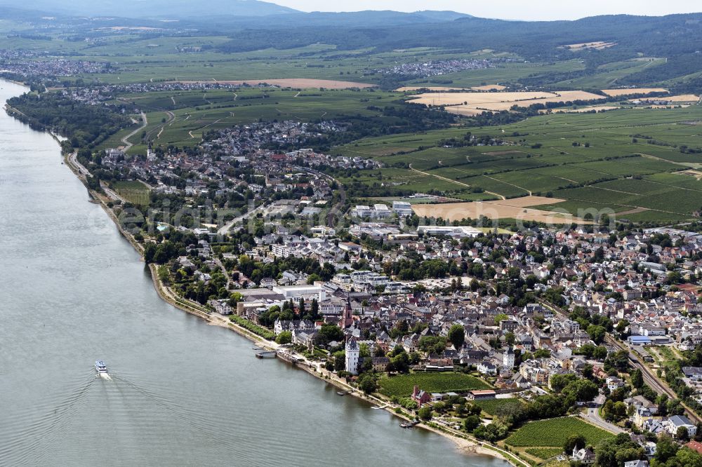 Aerial image Eltville am Rhein - City view on the river bank of the Rhine river in Eltville am Rhein in the state Hesse, Germany