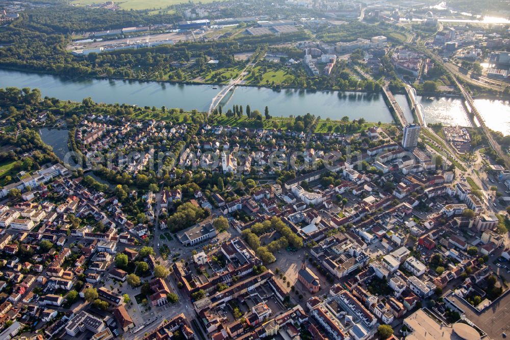 Aerial image Kehl - City view on the river bank of the Rhine river in the district Kronenhof in Kehl in the state Baden-Wuerttemberg, Germany