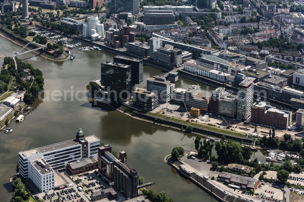 Aerial photograph Düsseldorf - City view on the river bank of Rhein on Medienhafen in Duesseldorf in the state North Rhine-Westphalia, Germany