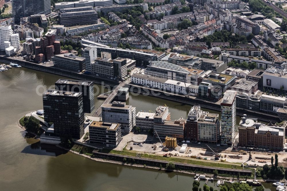 Düsseldorf from the bird's eye view: City view on the river bank of Rhein on Medienhafen in Duesseldorf in the state North Rhine-Westphalia, Germany