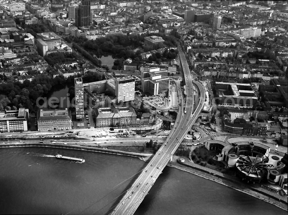 Aerial image Düsseldorf - City view on the river bank of the Rhine river in the district Carlstadt in Duesseldorf in the state North Rhine-Westphalia, Germany