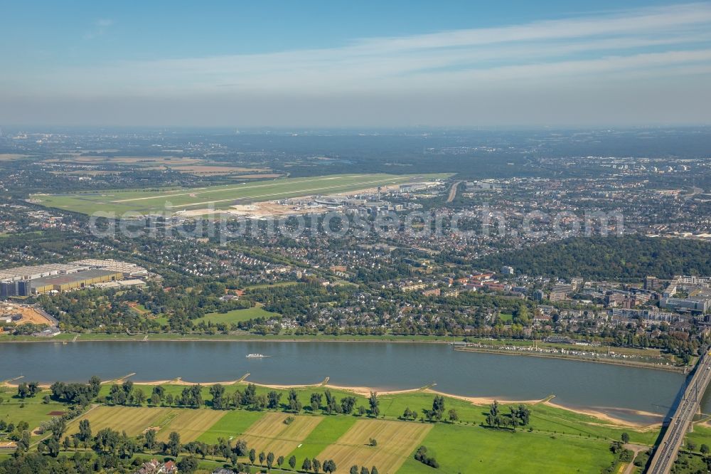 Aerial photograph Düsseldorf - City view on the river bank of Rhein with agricultural fields on Theodor-Heuss-Bruecke in the district Golzheim in Duesseldorf in the state North Rhine-Westphalia, Germany