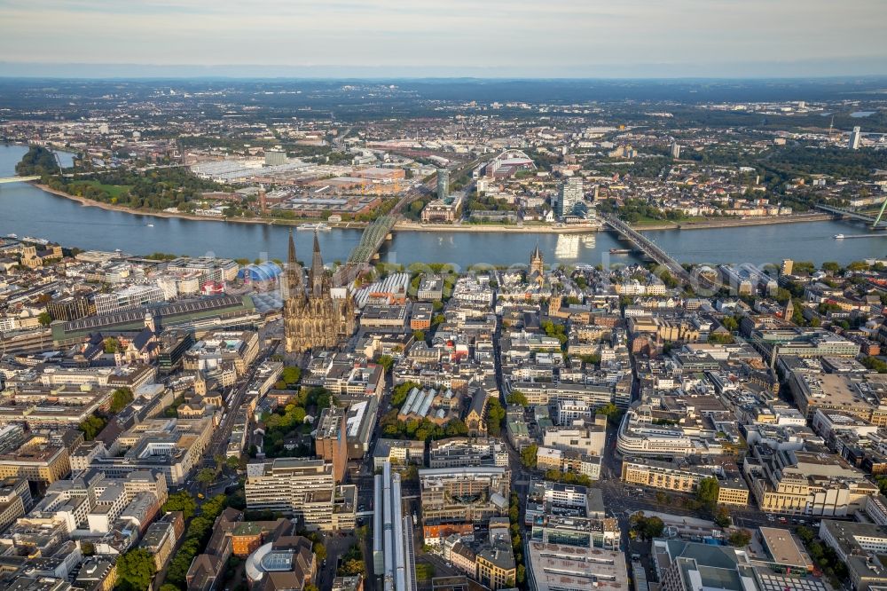 Köln from the bird's eye view: City view on the river bank of the Rhine river in the district Innenstadt in Cologne in the state North Rhine-Westphalia, Germany