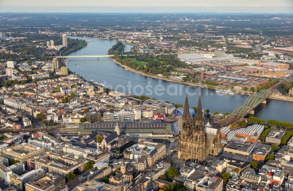 Aerial image Köln - City view on the river bank of the Rhine river in the district Innenstadt in Cologne in the state North Rhine-Westphalia, Germany