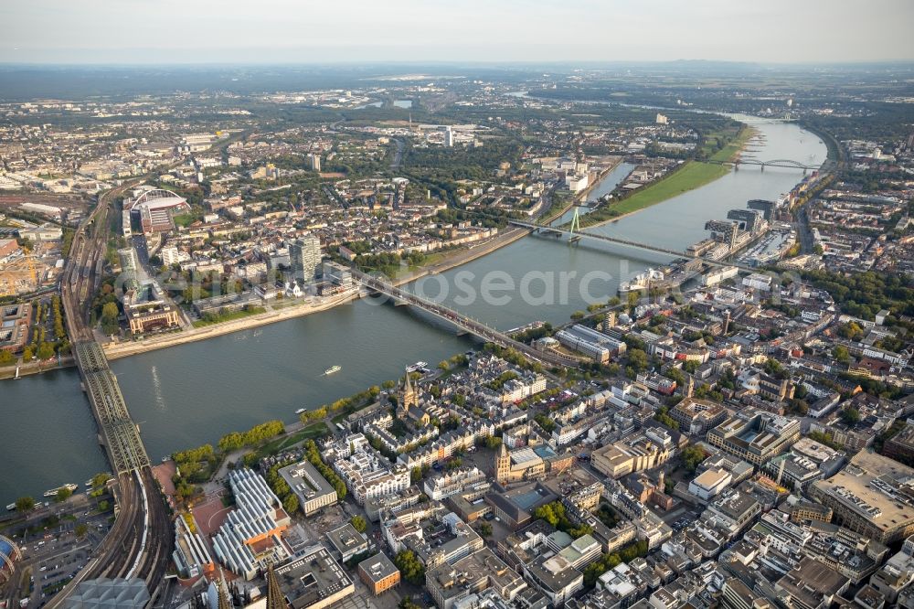 Köln from the bird's eye view: City view on the river bank of the Rhine river in the district Innenstadt in Cologne in the state North Rhine-Westphalia, Germany