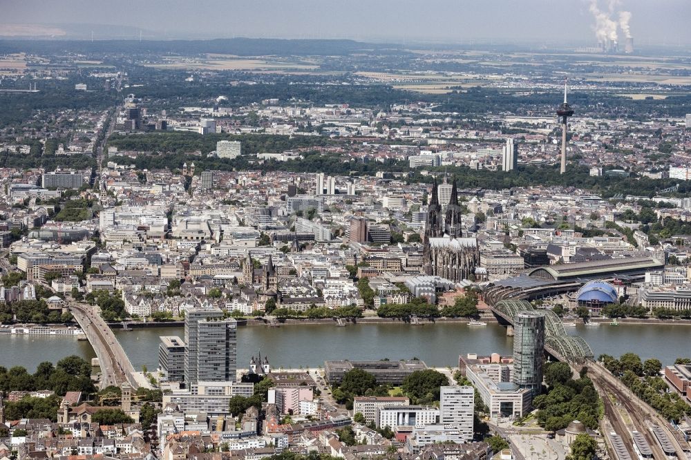 Köln from the bird's eye view: City view on the river bank of the Rhine river in the district Innenstadt in Cologne in the state North Rhine-Westphalia, Germany