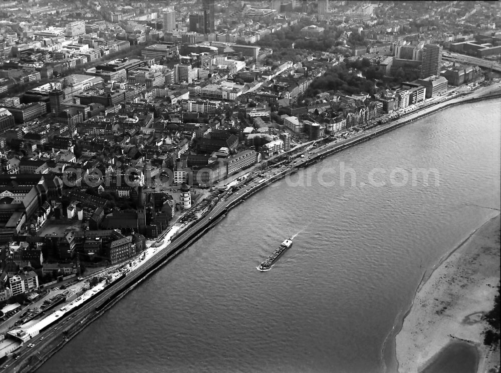 Aerial photograph Düsseldorf - City view on the river bank of the Rhine river in the district Zentrum in Duesseldorf in the state North Rhine-Westphalia, Germany