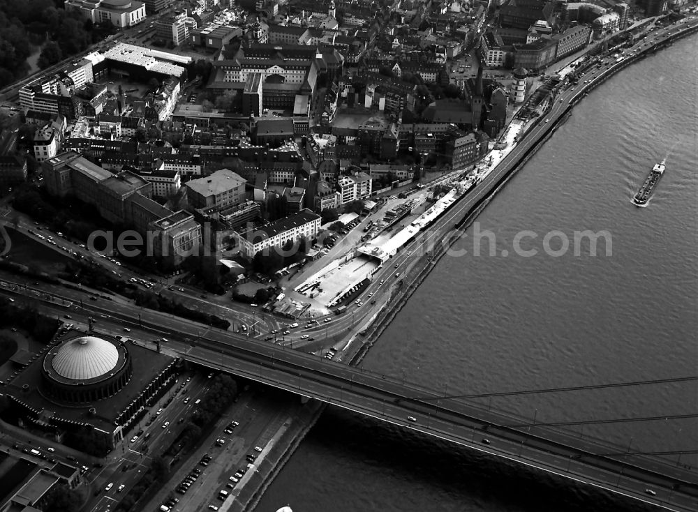 Aerial photograph Düsseldorf - City view on the river bank of the Rhine river in the district Zentrum in Duesseldorf in the state North Rhine-Westphalia, Germany