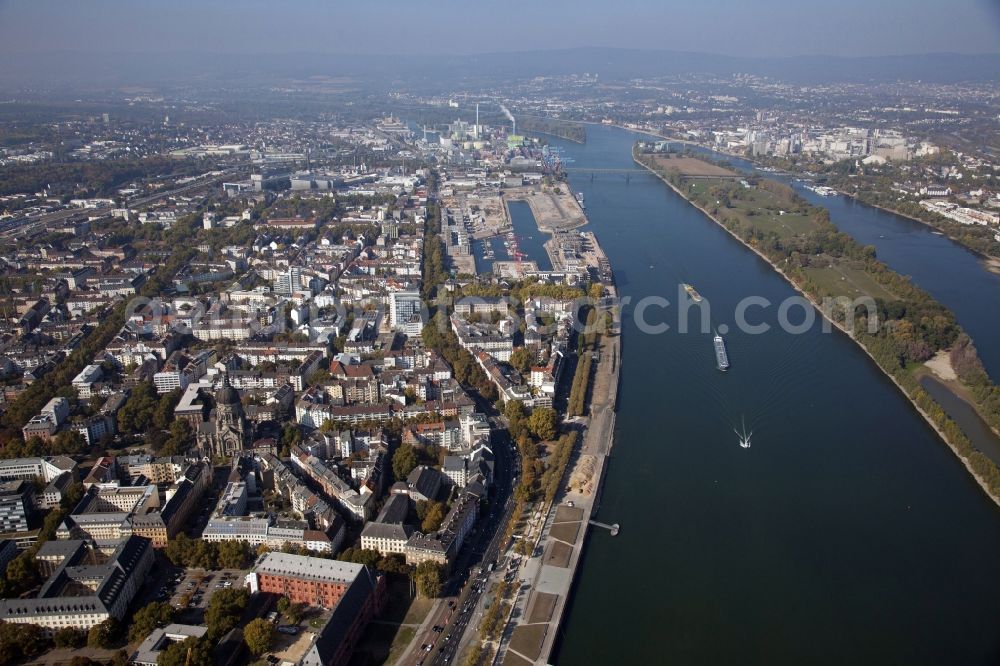 Aerial photograph Mainz - City view on the left river bank of the Rhine river in Mainz in the state Rhineland-Palatinate, Germany