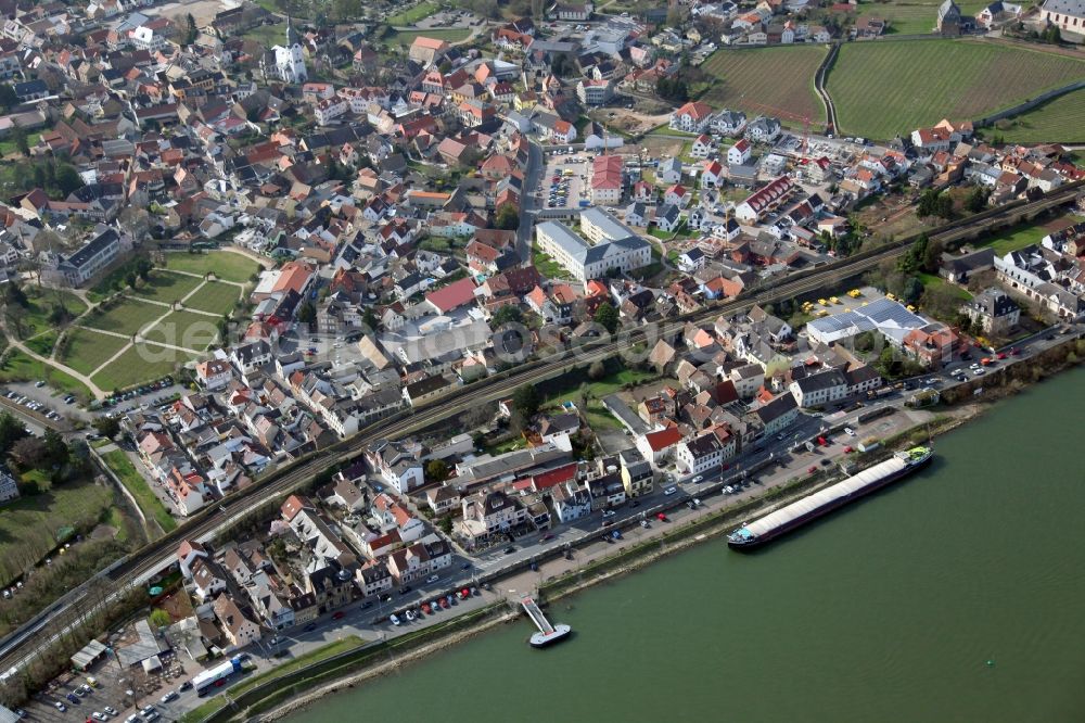 Aerial photograph Nierstein - City view on the river bank of the Rhine river in Nierstein in the state Rhineland-Palatinate