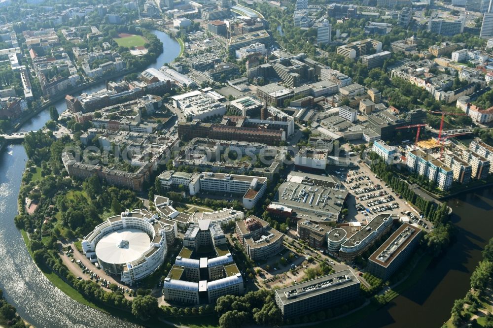 Aerial photograph Berlin - City view on the river bank of Spree and Blick auf das produktionstechnische Zentrum of Technischen Universitaet Berlin in the district Charlottenburg-Wilmersdorf in Berlin, Germany