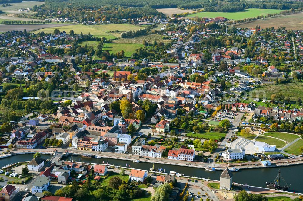 Aerial photograph Ueckermünde - City view on the river bank of Uecker in Ueckermuende in the state Mecklenburg - Western Pomerania, Germany