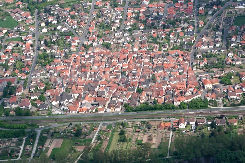 Thüngersheim from the bird's eye view: City view on the river bank on the banks of the Main river in Thuengersheim in the state Bavaria, Germany