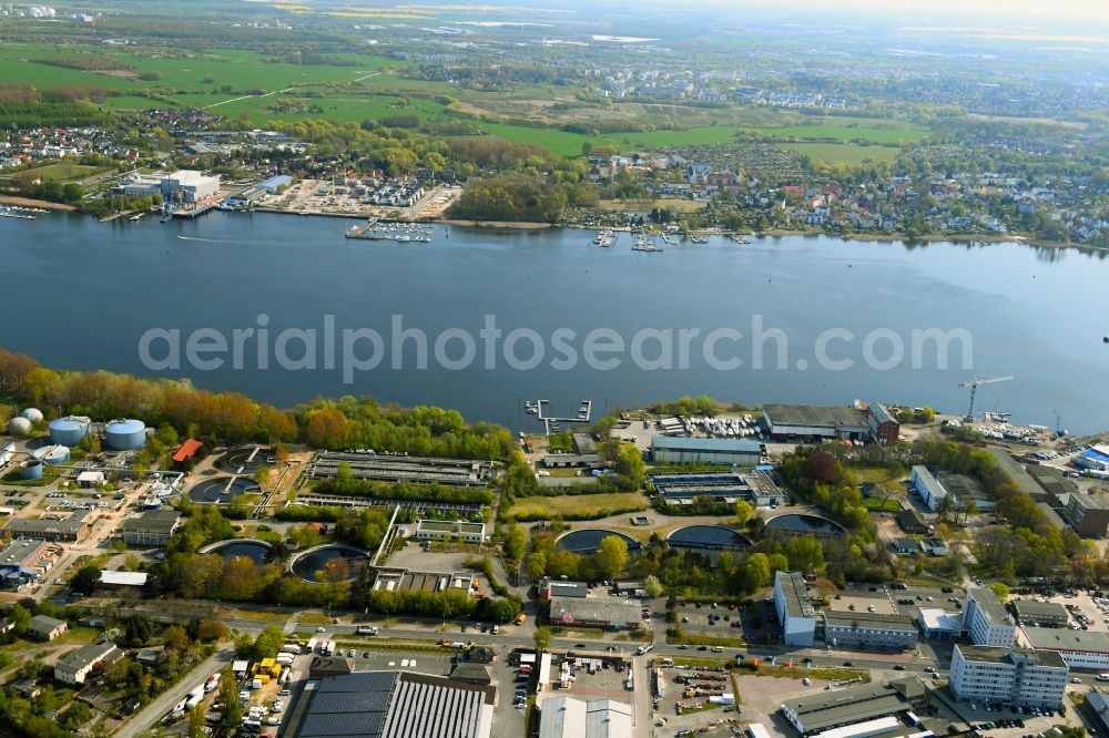 Aerial photograph Rostock - City view on the river bank of Unterwarnow in the district Reutershagen in Rostock in the state Mecklenburg - Western Pomerania, Germany