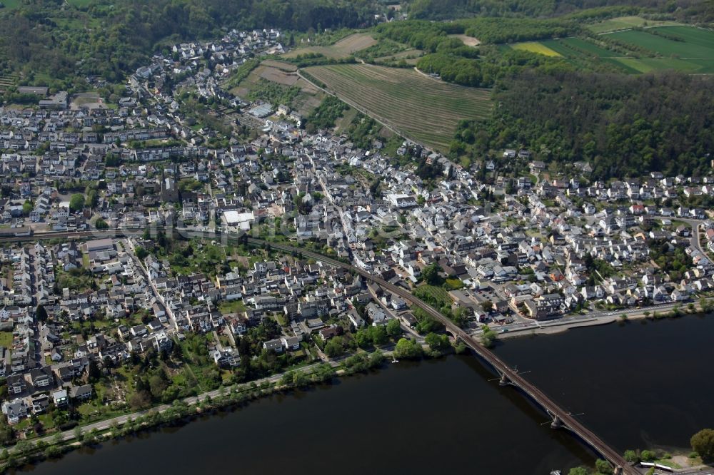 Aerial image Koblenz OT Güls - Cityscape on the banks of the Rhine course of Koblenz-Güls in the state of Rhineland-Palatinate