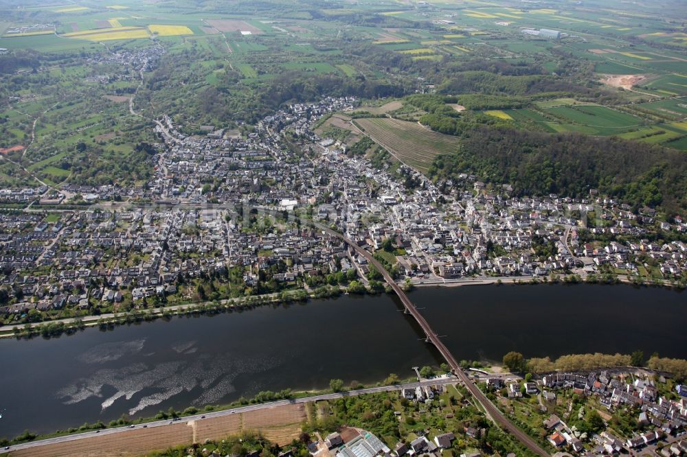 Aerial photograph Koblenz OT Güls - Cityscape on the banks of the Rhine course of Koblenz-Güls in the state of Rhineland-Palatinate