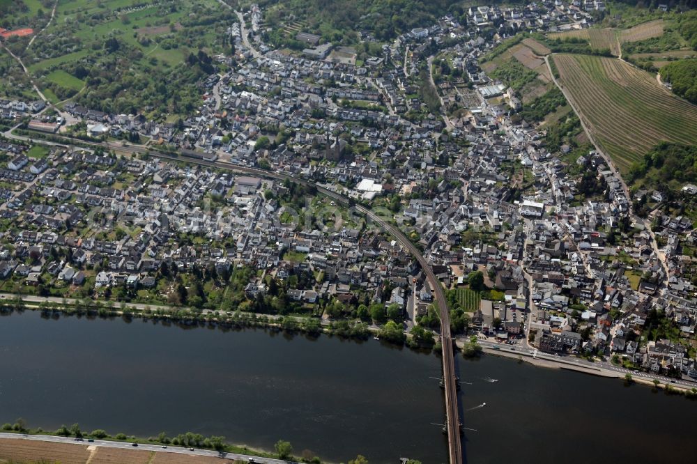 Koblenz OT Güls from the bird's eye view: Cityscape on the banks of the Rhine course of Koblenz-Güls in the state of Rhineland-Palatinate