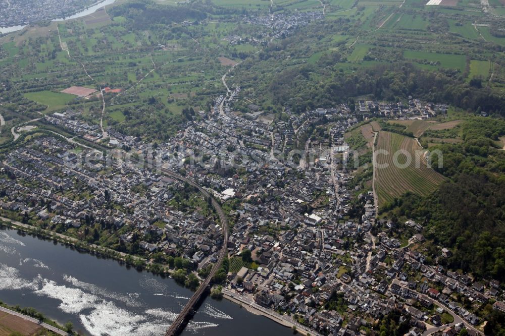 Aerial image Koblenz OT Güls - Cityscape on the banks of the Rhine course of Koblenz-Güls in the state of Rhineland-Palatinate