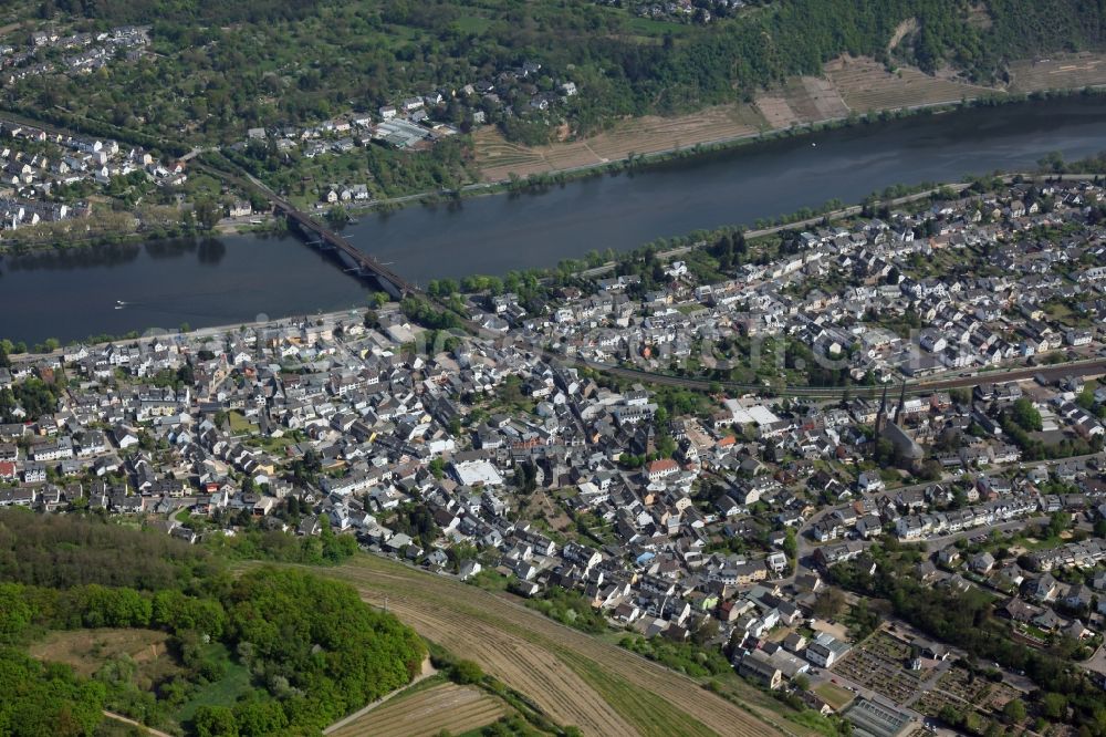 Aerial photograph Koblenz OT Güls - Cityscape on the banks of the Rhine course of Koblenz-Güls in the state of Rhineland-Palatinate