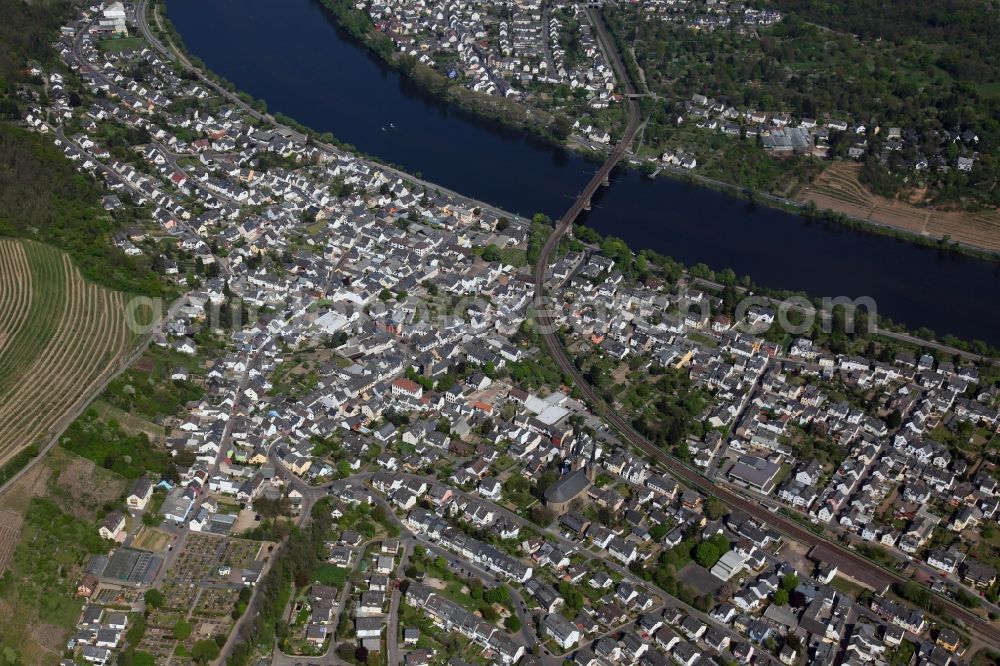 Koblenz OT Güls from above - Cityscape on the banks of the Rhine course of Koblenz-Güls in the state of Rhineland-Palatinate