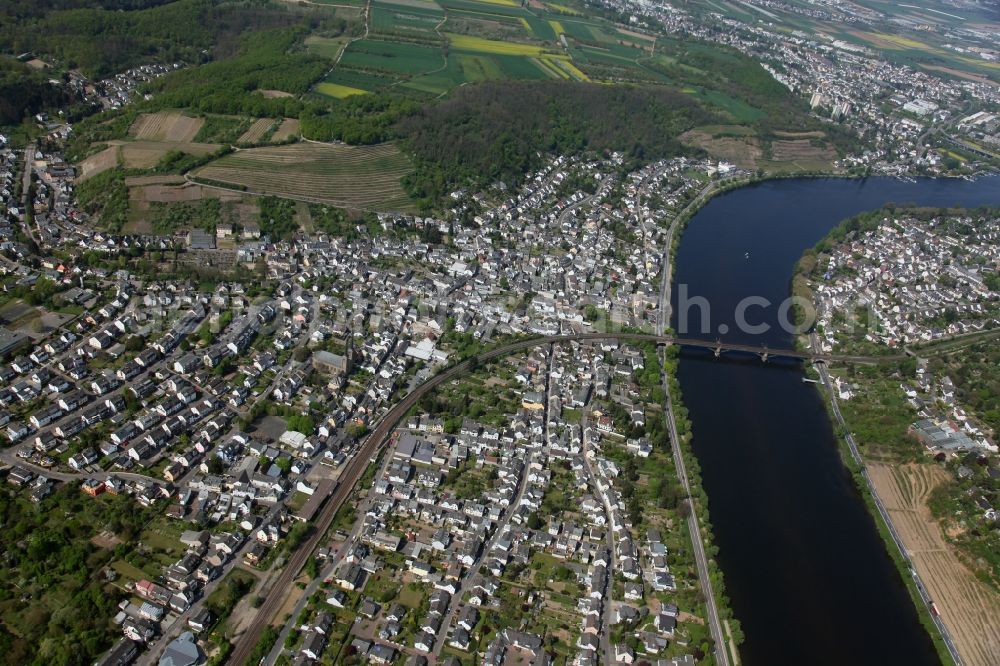 Koblenz OT Güls from the bird's eye view: Cityscape on the banks of the Rhine course of Koblenz-Güls in the state of Rhineland-Palatinate