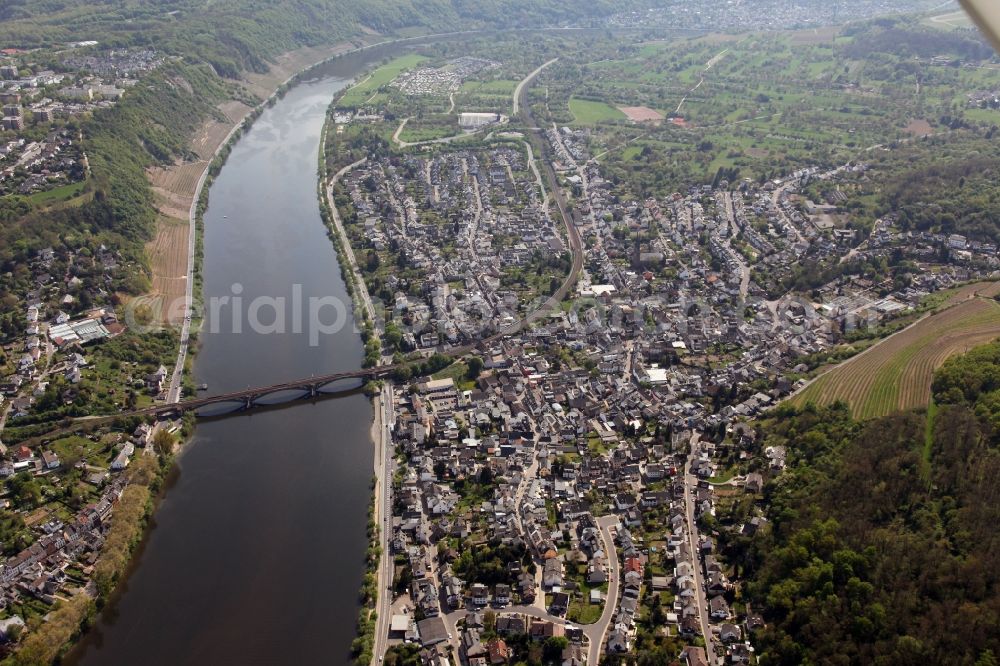 Aerial image Koblenz OT Güls - Cityscape on the banks of the Rhine course of Koblenz-Güls in the state of Rhineland-Palatinate