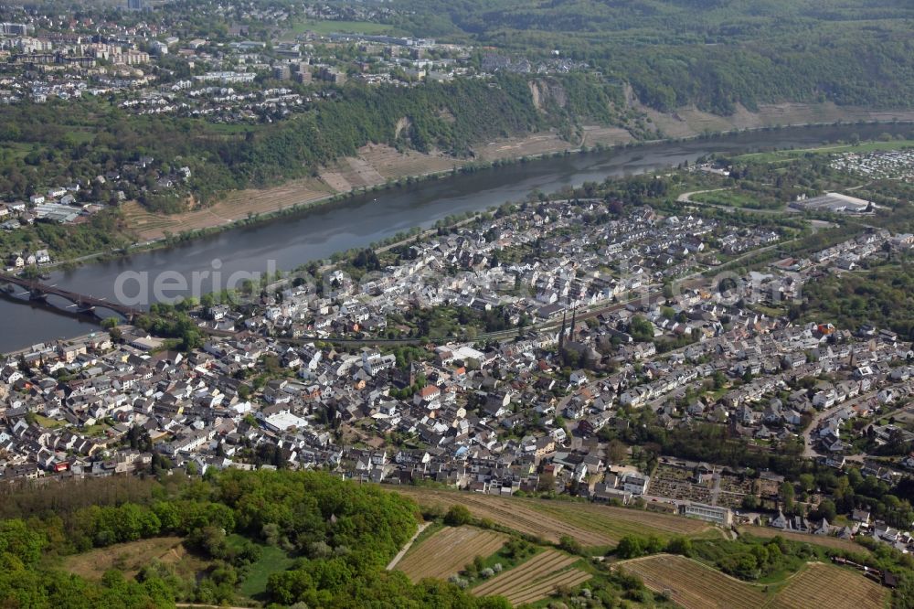 Aerial photograph Koblenz OT Güls - Cityscape on the banks of the Rhine course of Koblenz-Güls in the state of Rhineland-Palatinate