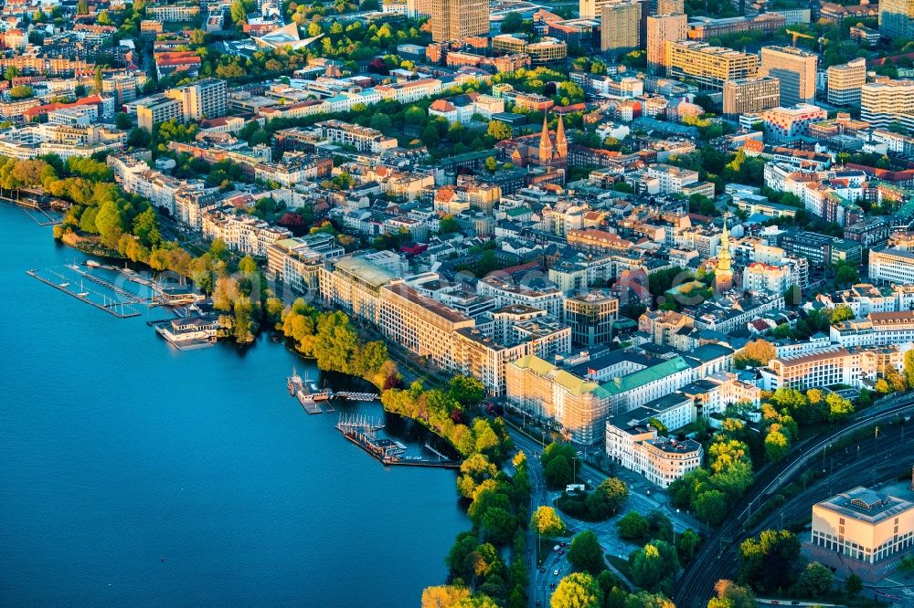 Aerial photograph Hamburg - District on the banks of the Aussenalster with renovation work on the Hotel Atlantic Hamburg An der Alster in the city in the district Sankt Georg in Hamburg, Germany